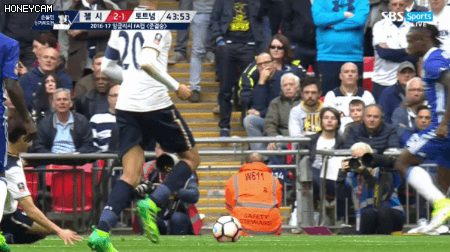 모제스 넘어지는 장면.gif | 인스티즈