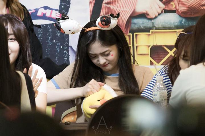 인형과 씨름하는 주결경 | 인스티즈