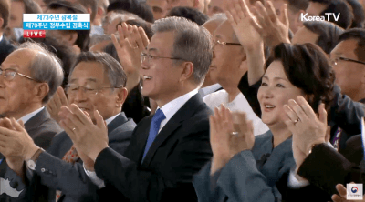 오케스트라 듣고 감탄하는 문재인 대통령과 김정숙 여사.gif | 인스티즈