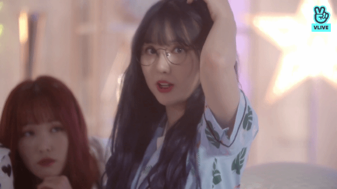 이쁜척 하는 은하를 바라보는 친구 유주 (여자친구) | 인스티즈