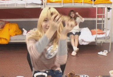 [트와이스] 인사도 하고싶고 하트도 하고싶은 사나 | 인스티즈