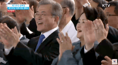 오케스트라 듣고 감탄하는 문재인 대통령과 김정숙 여사.gif | 인스티즈