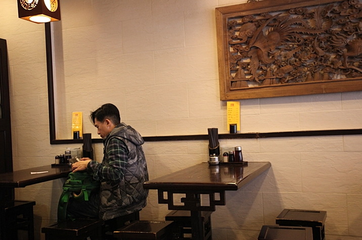 식당에서 혼자 밥먹는 안성기 닮은 홍콩 아저씨 | 인스티즈