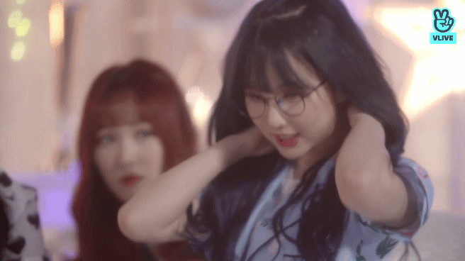 이쁜척 하는 은하를 바라보는 친구 유주 (여자친구) | 인스티즈