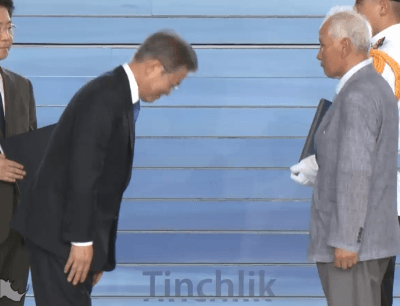 건국훈장 수여하는 문재인 대통령.gif | 인스티즈