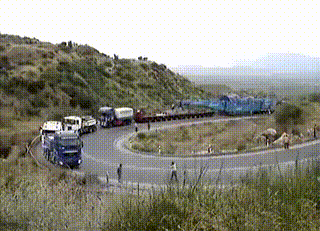 커브길에서 중장비 운반.gif | 인스티즈