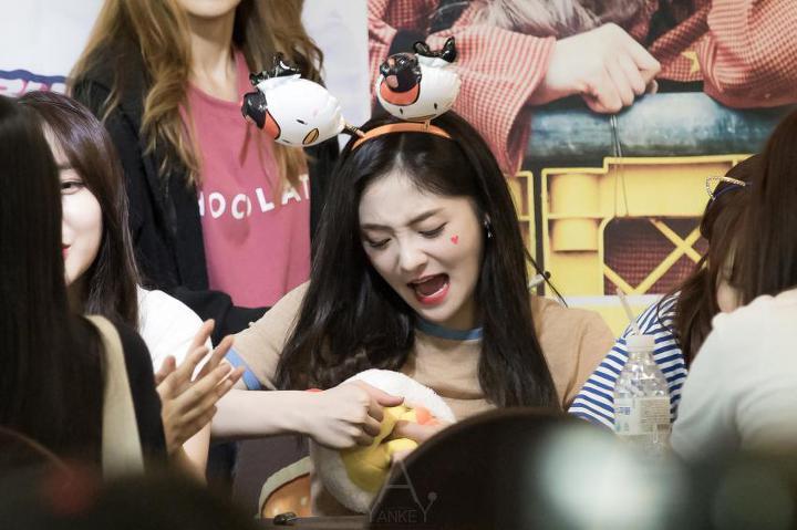 인형과 씨름하는 주결경 | 인스티즈