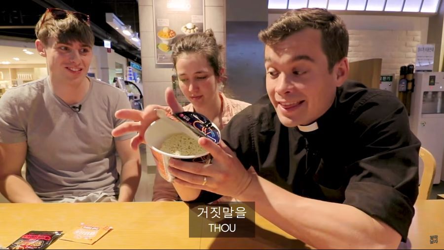 한국 라면에 팩트 가하는 영국인 | 인스티즈