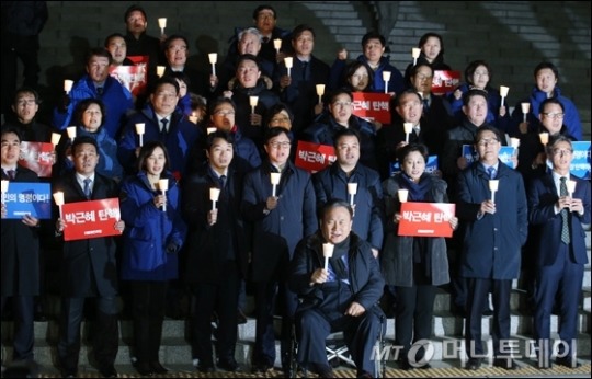 박 대통령 탄핵 촉구하며 국회에서 촛불 든 더불어민주당 의원들 | 인스티즈