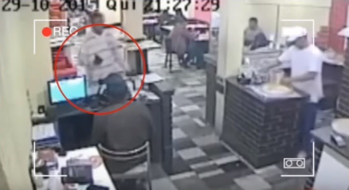 총격전 앞에서도 여친을 보호하는 남자 | 인스티즈