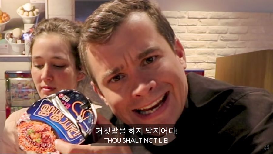 한국 라면에 팩트 가하는 영국인 | 인스티즈