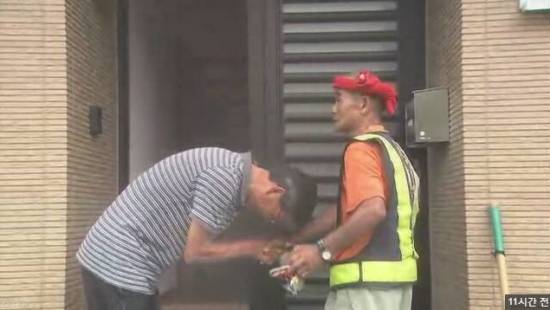 일본서 한 노인이 실종된 2살 남아 1시간 만에 찾아내..재난 현장서 '스승'이라 불려 | 인스티즈