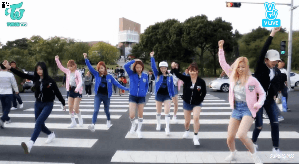 횡단보도 건너는 트와이스 | 인스티즈
