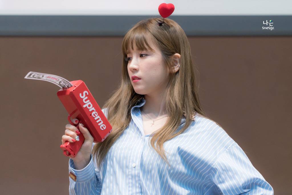 [에이핑크] 주말이라 시간이 잘 가는 것 같아서 박초롱 | 인스티즈