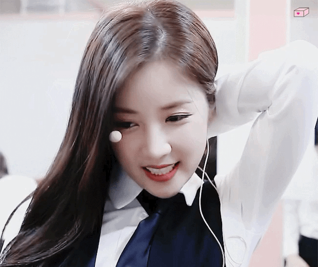 [에이핑크] 습한 날씨로 고통받고 있어서 박초롱 | 인스티즈