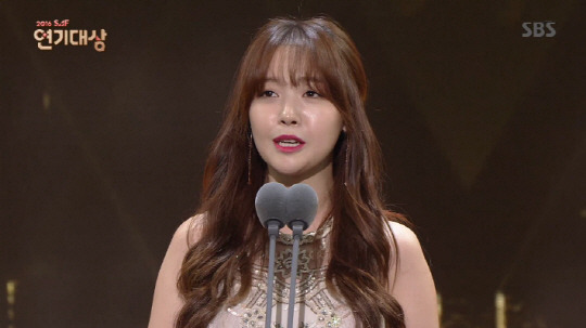 SBS연기대상 우수상 민아 "MC라 미리 알았어도 눈물나"솔직 소감 | 인스티즈