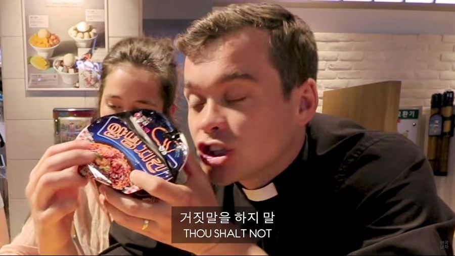 한국 라면에 팩트 가하는 영국인 | 인스티즈