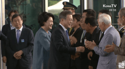 입장하는 문재인 대통령.gif | 인스티즈