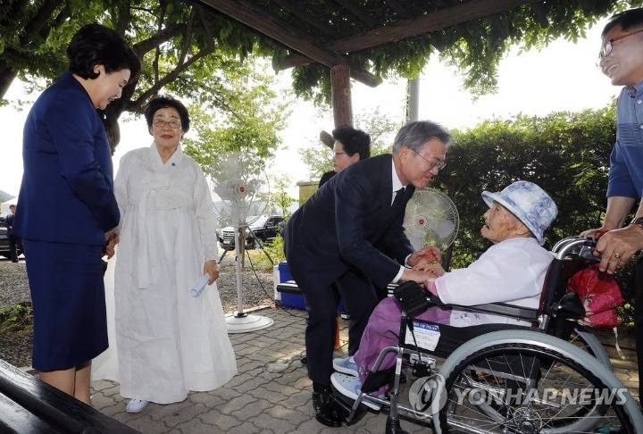 '위안부 피해자 기림의 날' 첫 정부 기념식에 참여한 문재인 대통령과 할머님들.jpg | 인스티즈