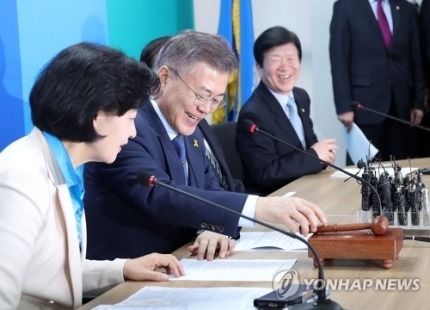 선대위 회의 참석한 문재인 | 인스티즈