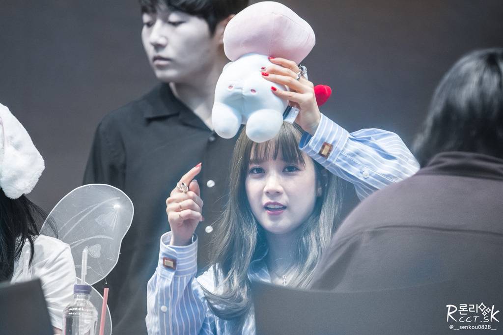 [에이핑크] 주말이라 시간이 잘 가는 것 같아서 박초롱 | 인스티즈