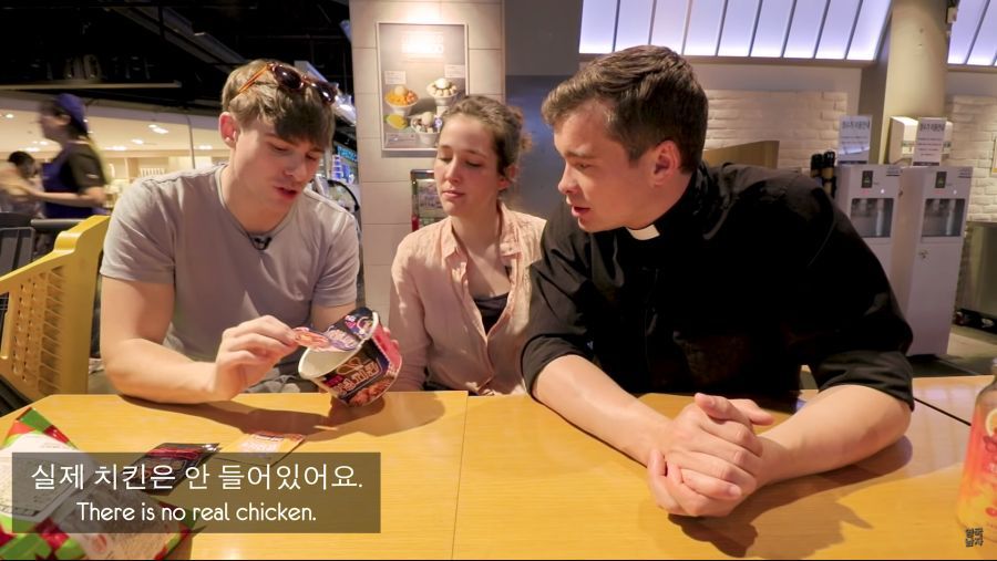 한국 라면에 팩트 가하는 영국인 | 인스티즈