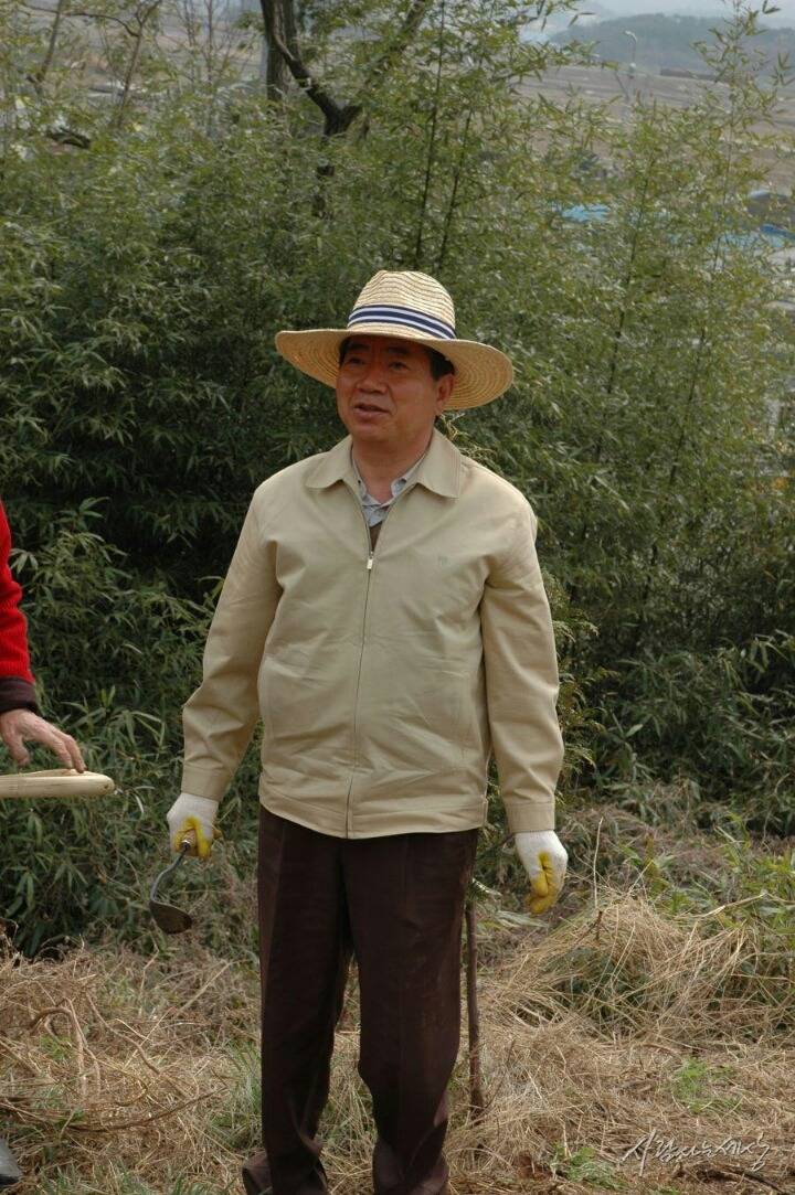 회의 참석자에게 [직접] 커피 타주던 [대통령] | 인스티즈