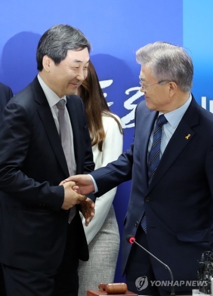 선대위 회의 참석한 문재인 | 인스티즈