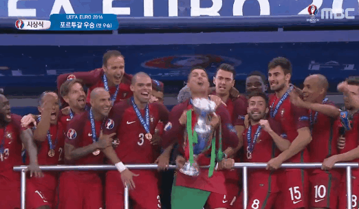 ??? : 트로피는 그렇게 드는게 아냐 | 인스티즈