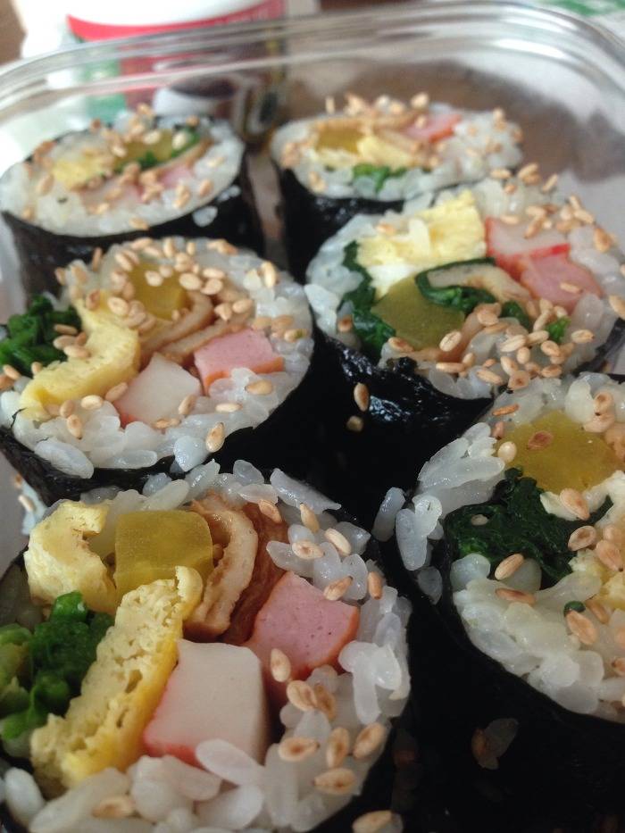 정말 끊임없이 들어가는 김밥.jpg | 인스티즈