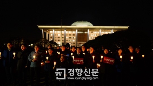 박 대통령 탄핵 촉구하며 국회에서 촛불 든 더불어민주당 의원들 | 인스티즈
