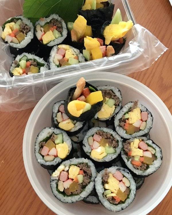 정말 끊임없이 들어가는 김밥.jpg | 인스티즈