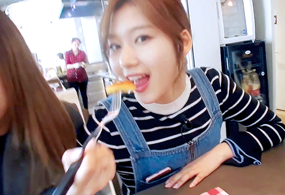 사나가 제일 행복해보일때.gif | 인스티즈