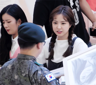 군인한테 경례하는 손나은 | 인스티즈