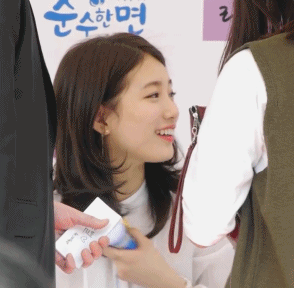 팬들한테 늘 잘하는 수지.gif | 인스티즈