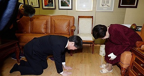 이희호 여사에게 세배하는 안철수 | 인스티즈