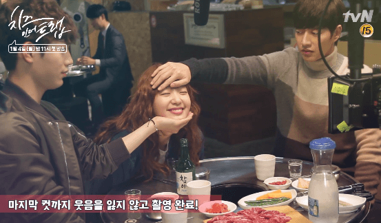 김고은이 귀여워 죽는 두 남자.gif | 인스티즈