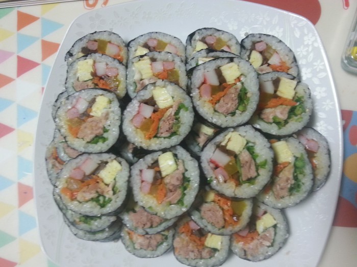 정말 끊임없이 들어가는 김밥.jpg | 인스티즈