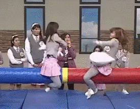 베개로 일기토를 벌이는 소미와 세정이 | 인스티즈