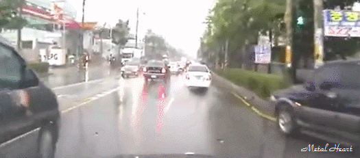 빗길의 사고.gif | 인스티즈