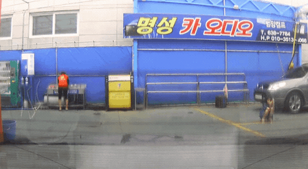 세차장에서 큰일 날뻔한 아이.gif | 인스티즈