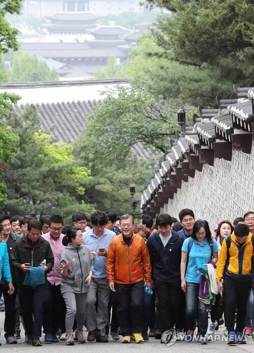 5/13 기자들과 북악산에 오르는 문재인 대통령.jpg | 인스티즈