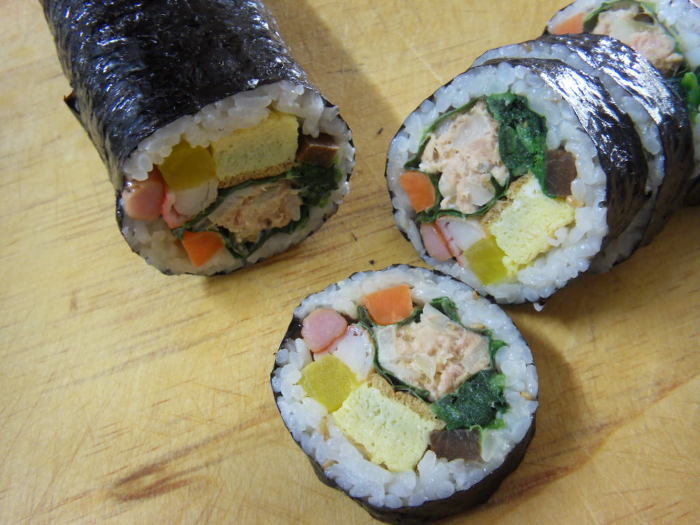 정말 끊임없이 들어가는 김밥.jpg | 인스티즈