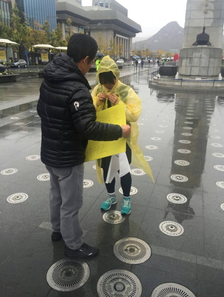 비맞으면서 역사교과서 국정화 반대 시위하는 여학생 그리고 어떤 아저씨 | 인스티즈