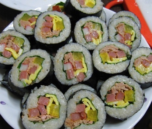 정말 끊임없이 들어가는 김밥.jpg | 인스티즈