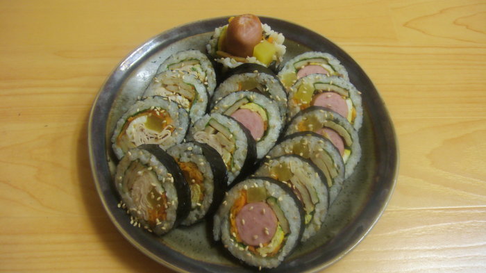 정말 끊임없이 들어가는 김밥.jpg | 인스티즈