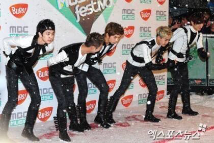 평범한 포토월은 허락하지 않는 두 아이돌 | 인스티즈