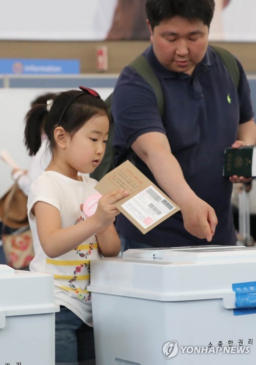 어린이날 부모님들 따라 투표장 온 아이들 .jpg | 인스티즈