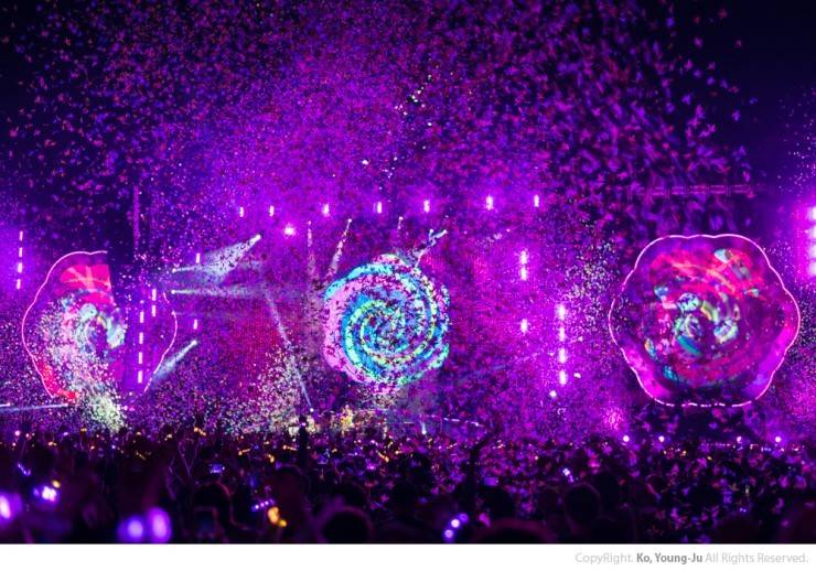 일반적인 콘서트가 아닌 다른 우주에 와 있는듯한 느낌을 주는 콘서트 | 인스티즈