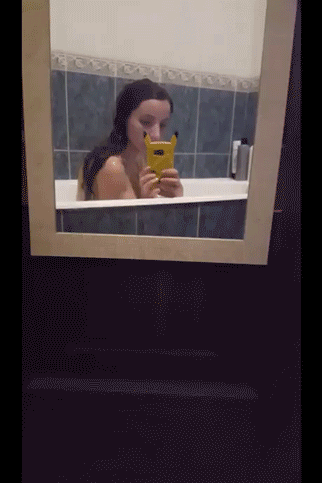 목욕하는데 누군가 훔쳐보고있다.gif | 인스티즈